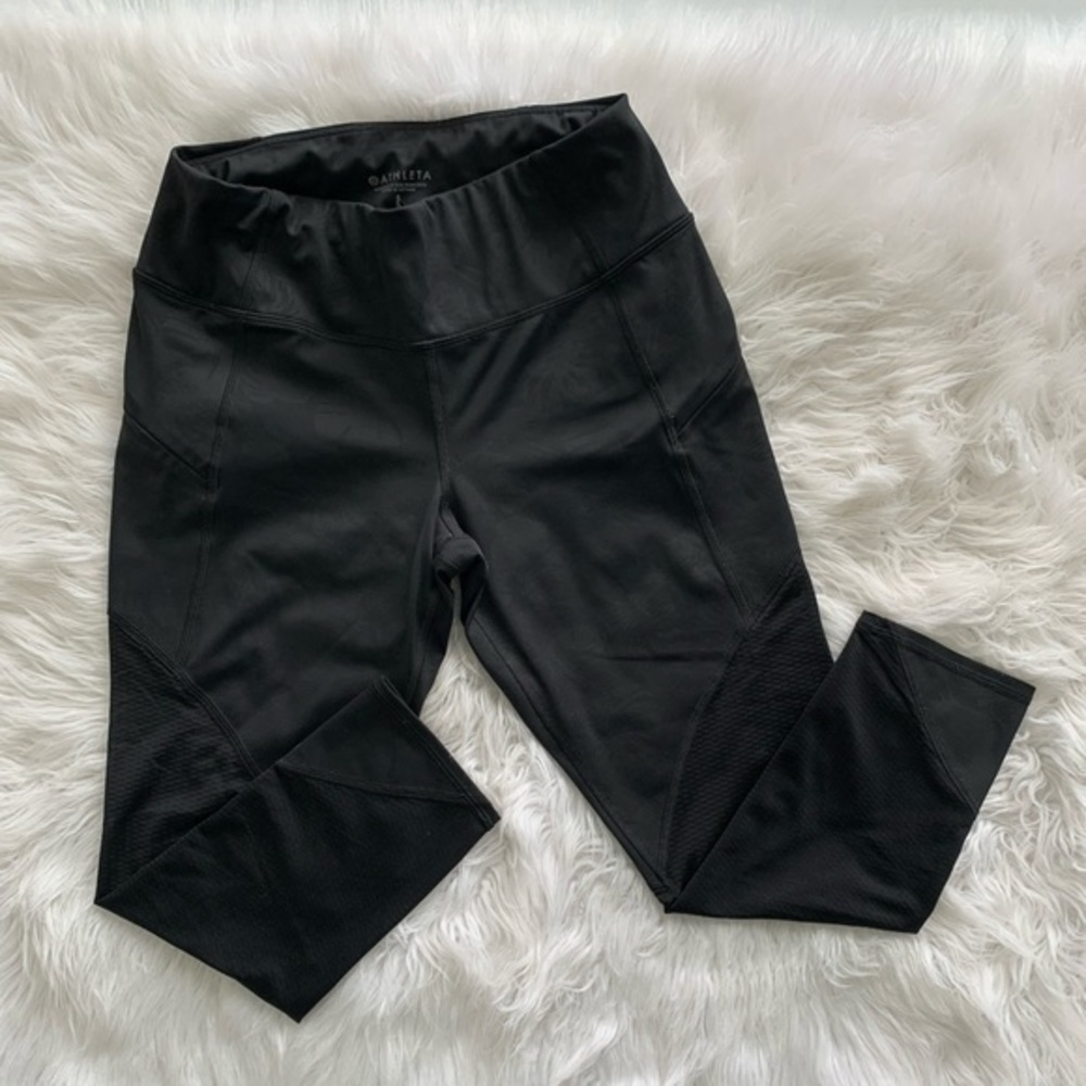 Black Athleta crop leggings in size small